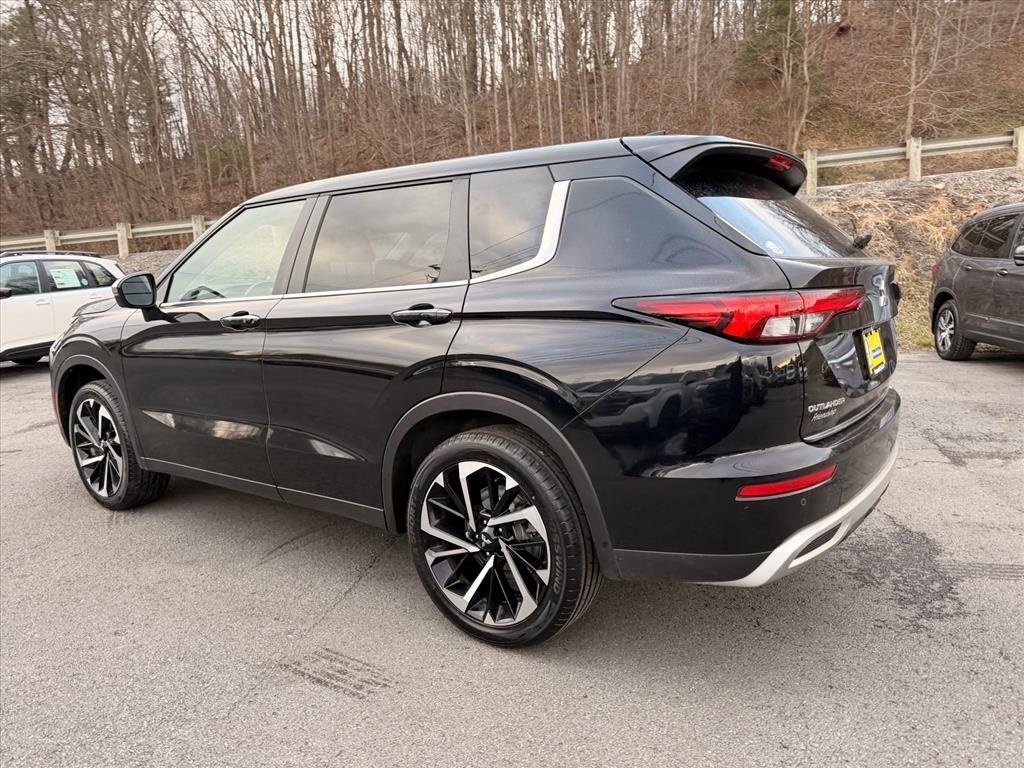 Used 2023 Mitsubishi Outlander SE image 4