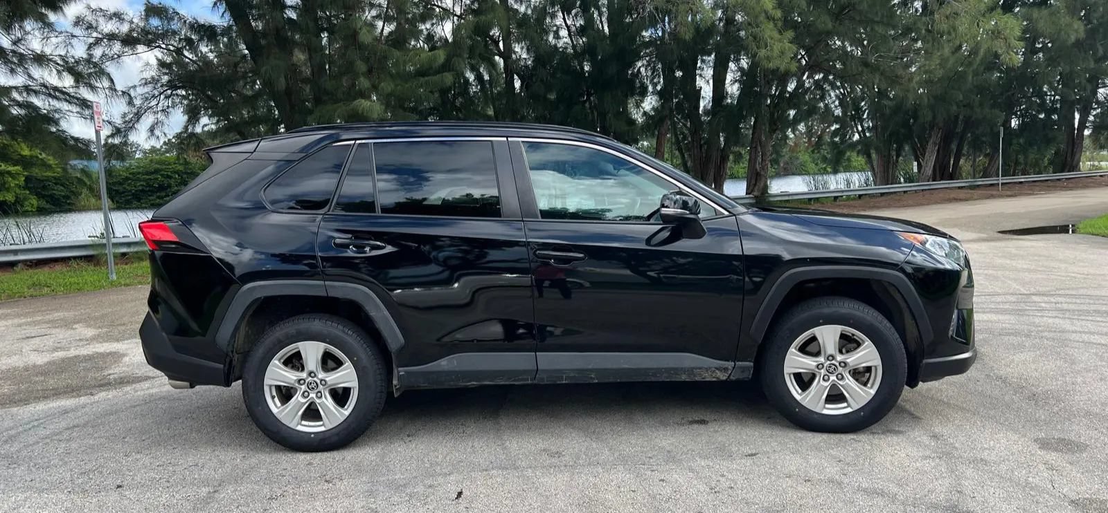 Used 2021 Toyota RAV4 XLE AWD/4WD image 4