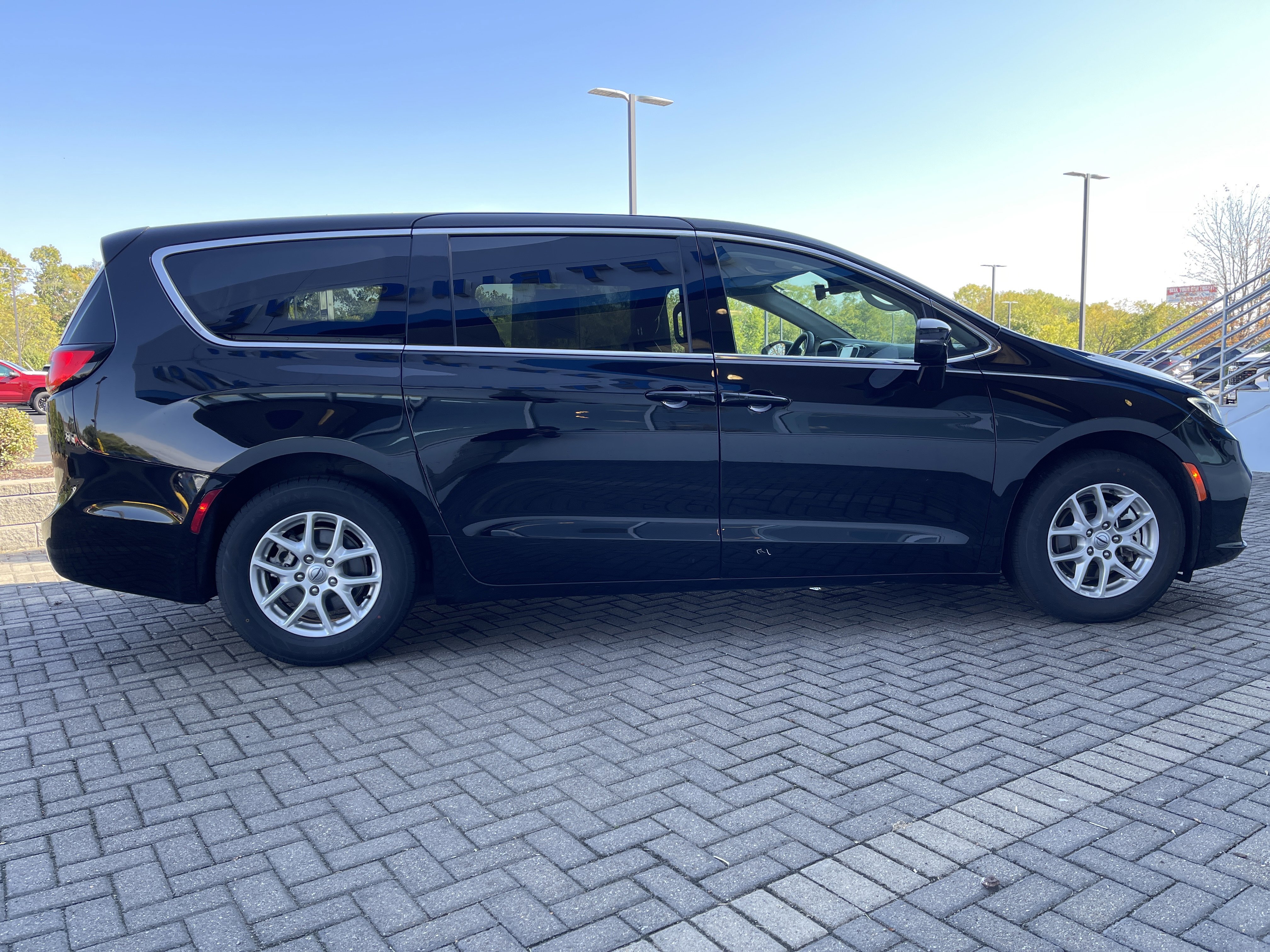 Used 2024 Chrysler Pacifica Touring-L image 6