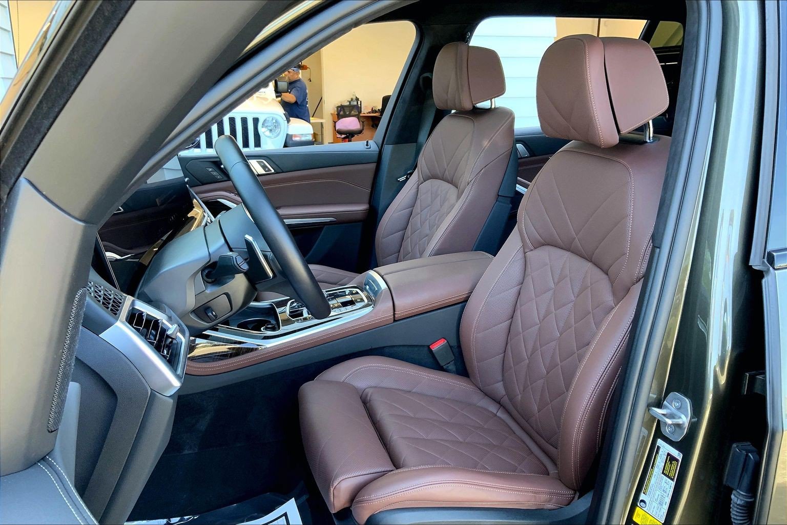 Used 2024 BMW X7 xDrive40i w/ M Sport Package AWD/4WD image 4