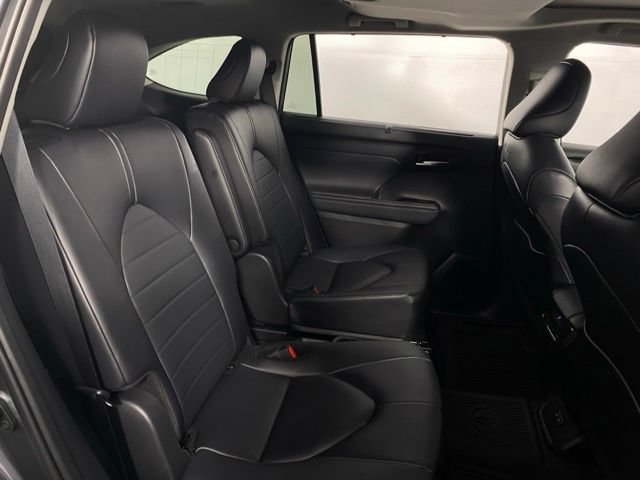 Used 2024 Toyota Highlander XLE FWD image 17