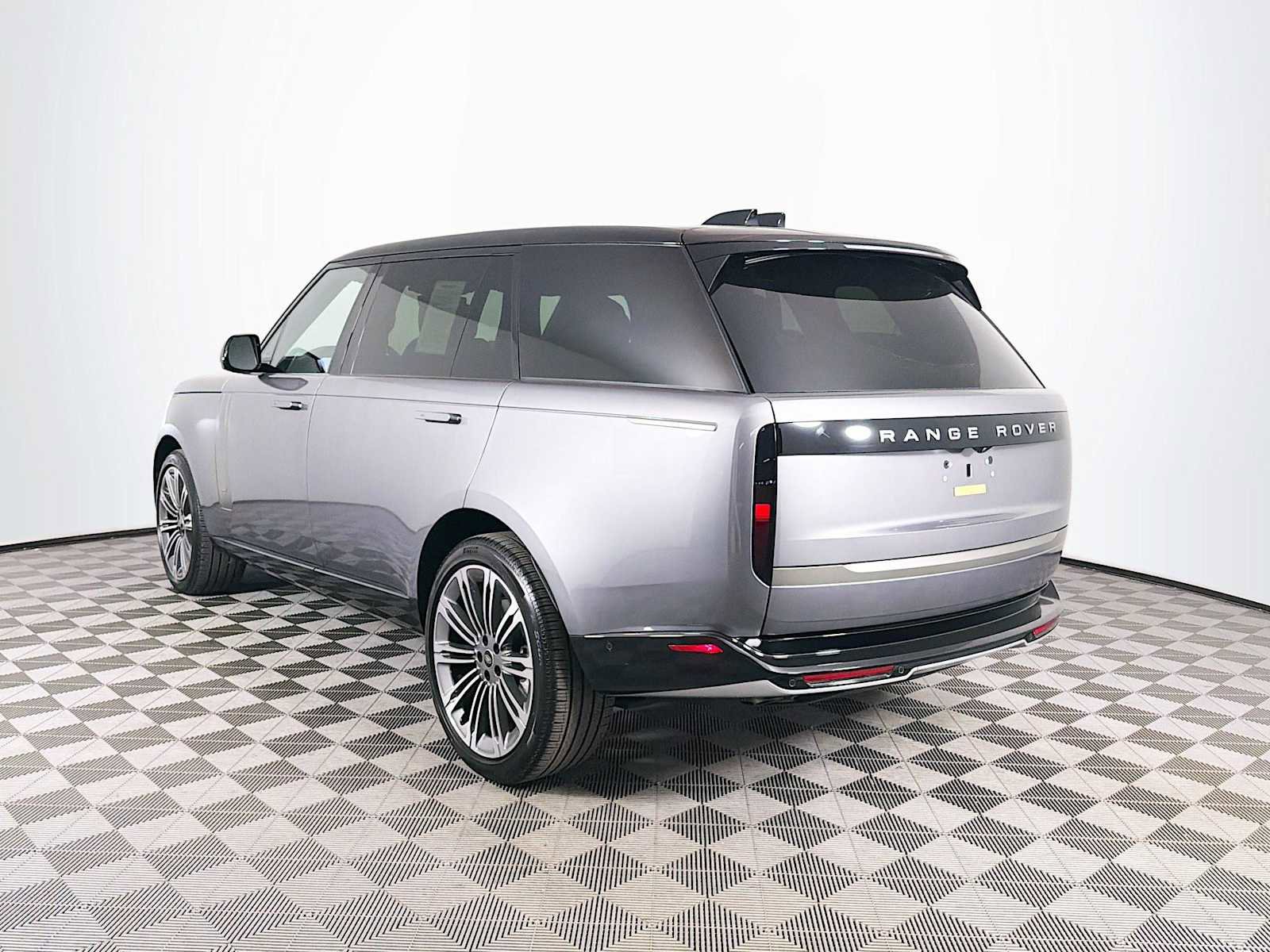 Used 2025 Land Rover Range Rover Long Wheelbase SE AWD/4WD image 7