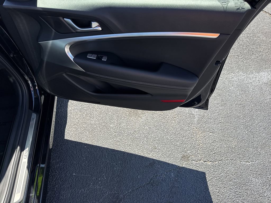 Used 2025 Genesis G70 2.5T image 14