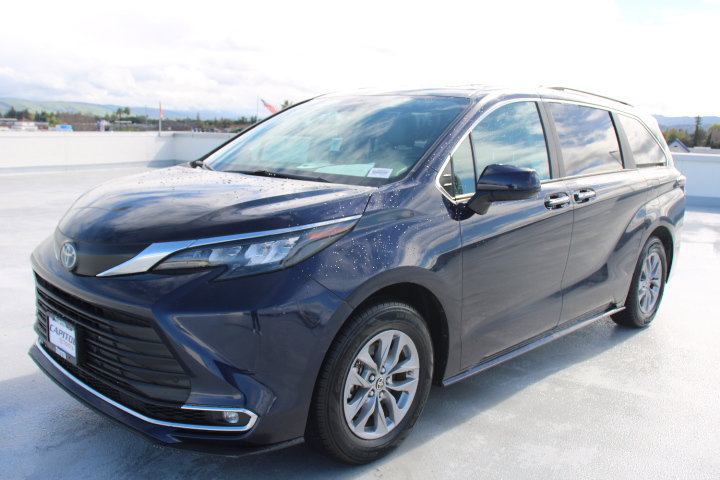 Certified 2024 Toyota Sienna XLE image 6