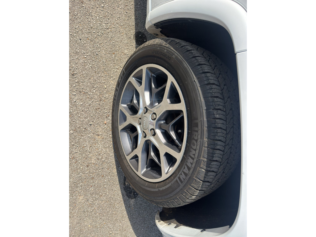 Used 2020 Jeep Grand Cherokee Overland AWD/4WD image 24