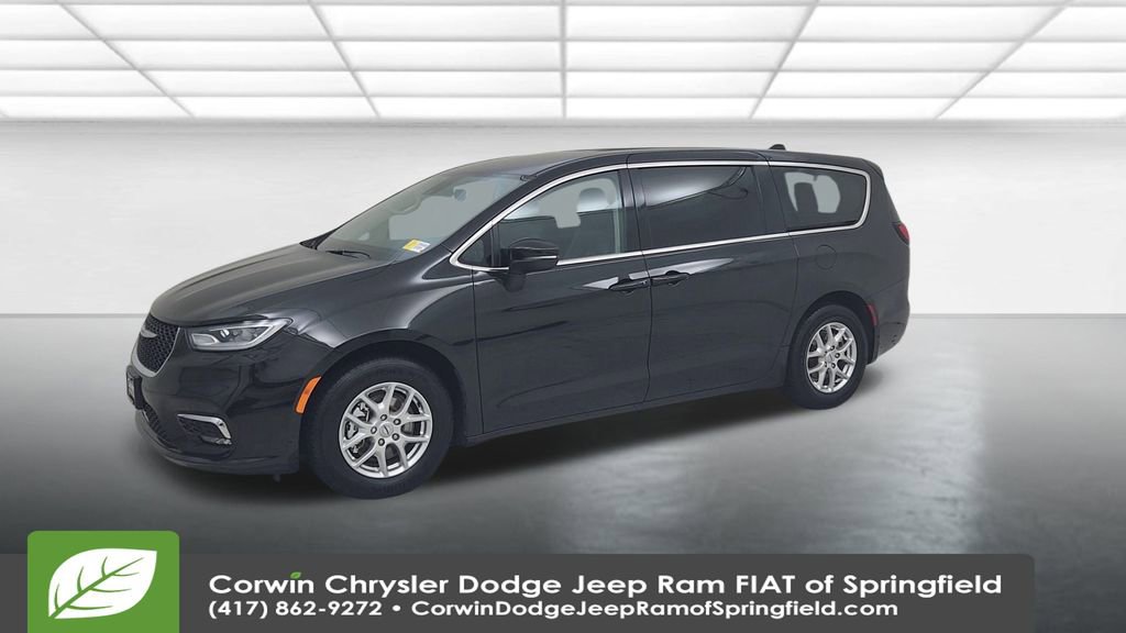 Used 2023 Chrysler Pacifica Touring-L image 7