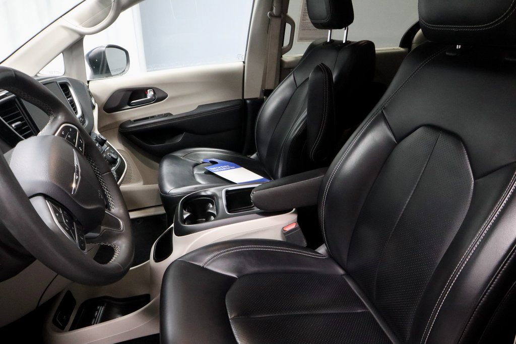Used 2023 Chrysler Pacifica Touring-L image 25