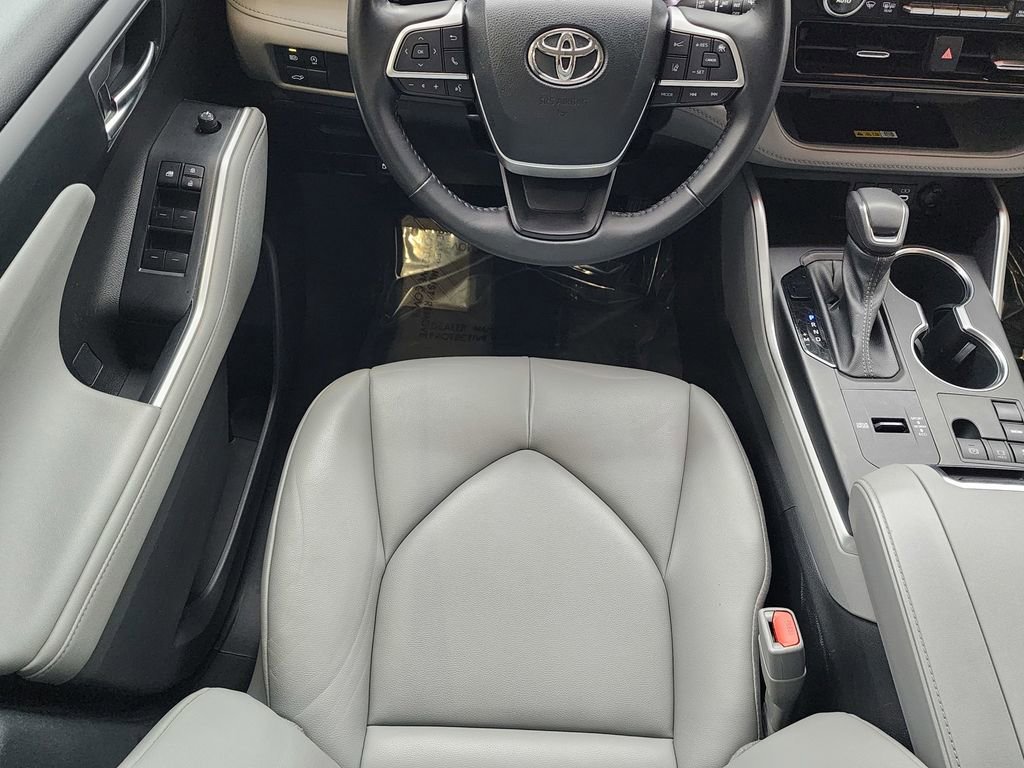 Used 2023 Toyota Highlander XLE FWD image 11