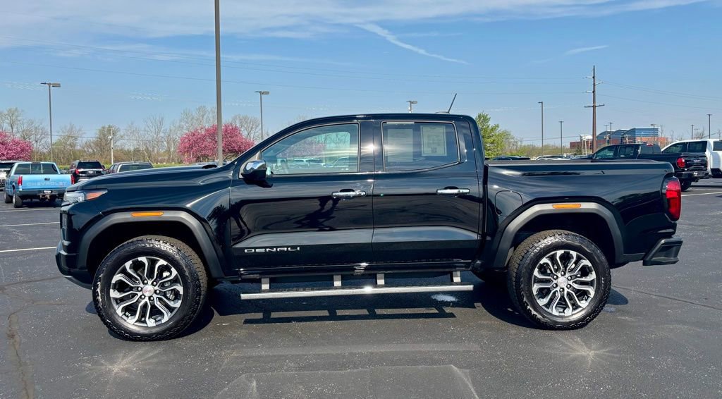 Used 2025 GMC Canyon Denali image 4