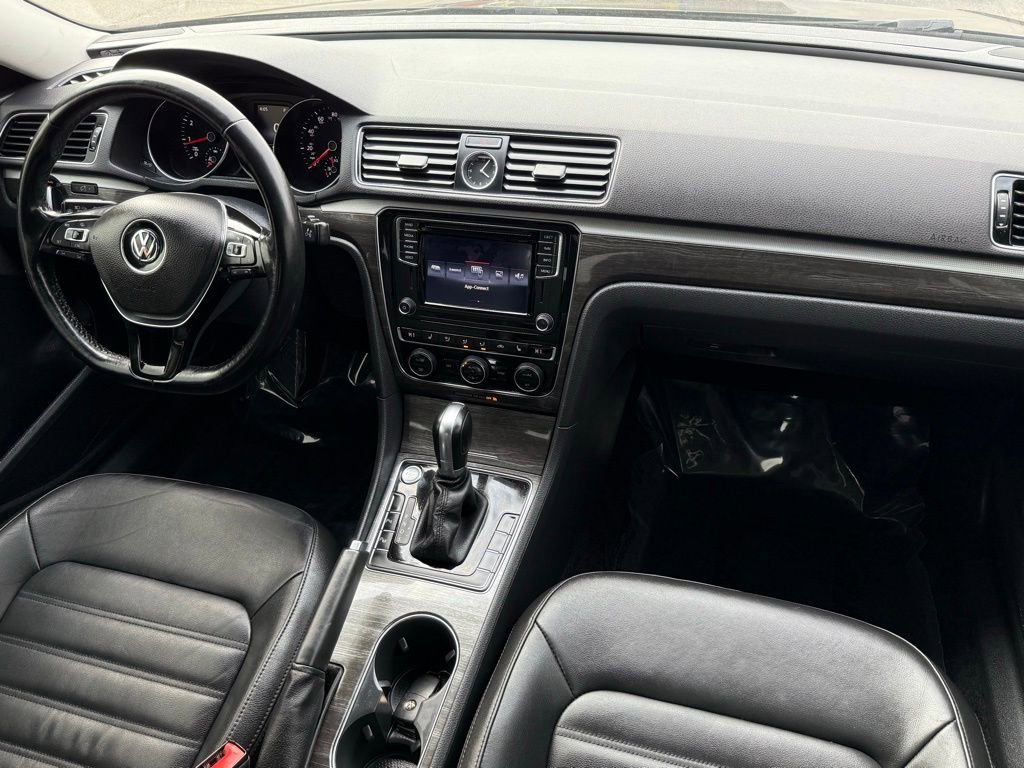 Used 2017 Volkswagen Passat 1.8T SEL Premium image 32