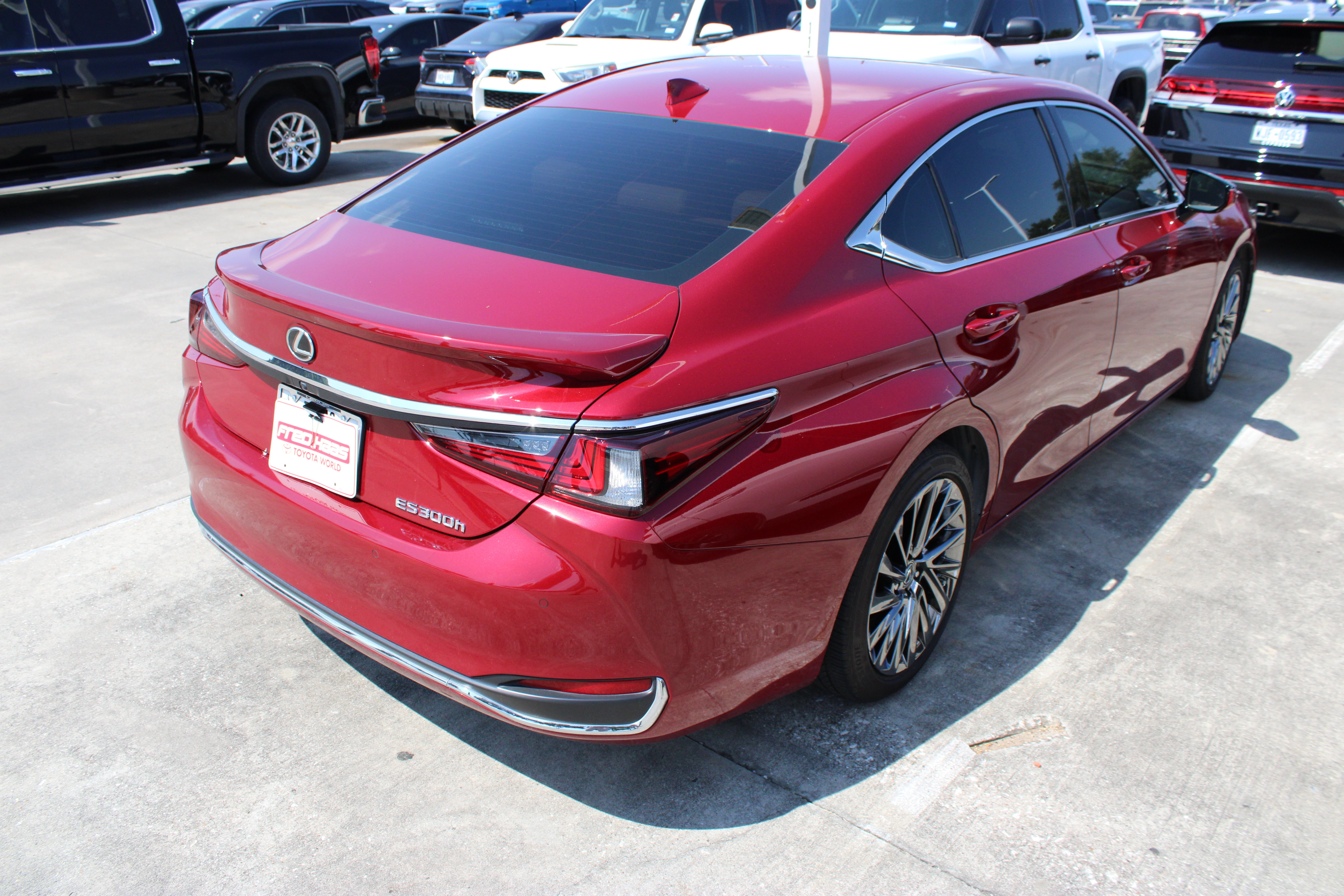 Used 2025 Lexus ES 300h Ultra Luxury w/ Accessory Package (Z2) FWD image 10