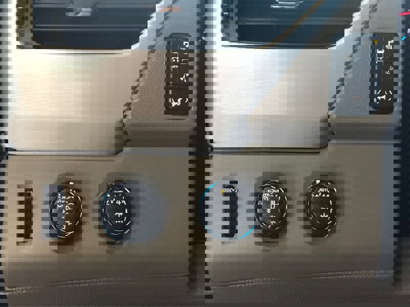 Used 2019 GMC Yukon XL SLT w/ Open Road Package AWD/4WD image 29