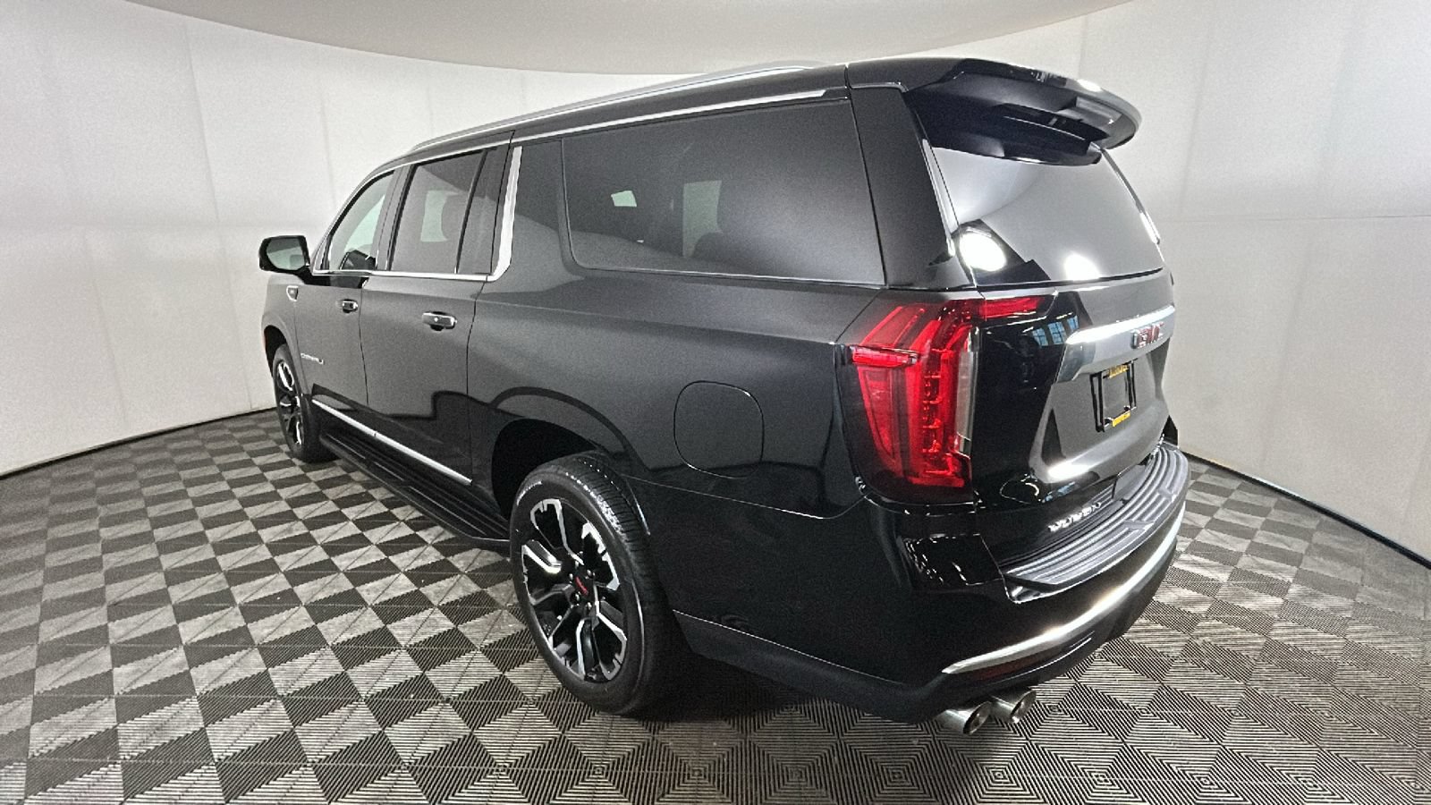 Used 2024 GMC Yukon XL Denali w/ Advanced Technology Package AWD/4WD image 5