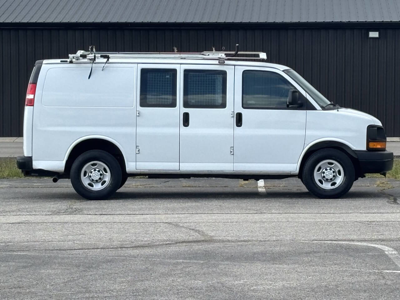 Used 2015 Chevrolet Express 2500 image 2