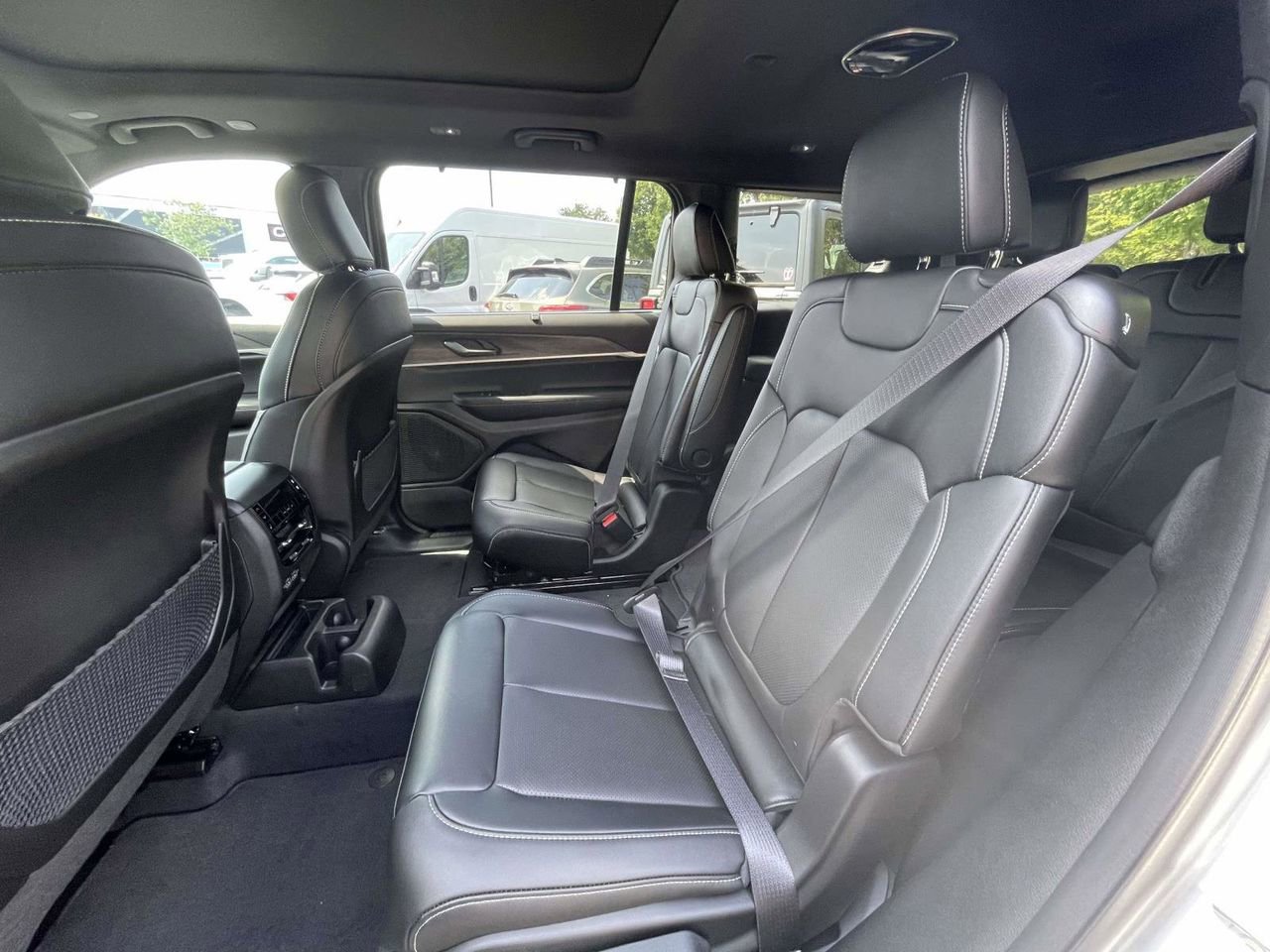 New 2025 Jeep Grand Cherokee L Limited w/ Luxury Tech Group II image 28