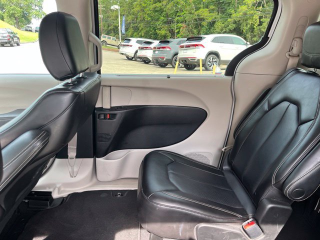 Used 2023 Chrysler Pacifica Touring-L FWD image 12
