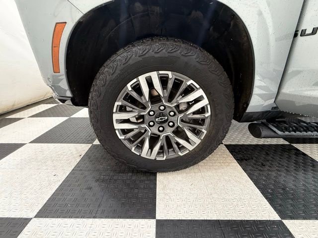 Used 2025 Chevrolet Suburban Z71 AWD/4WD image 12