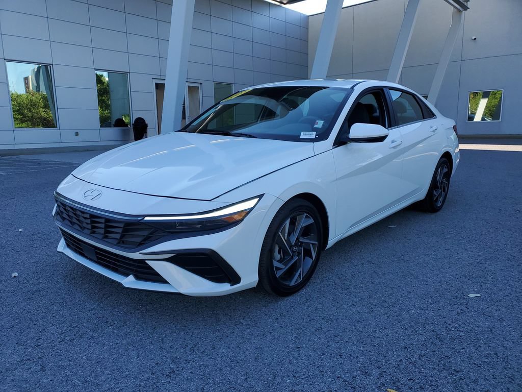 Used 2025 Hyundai Elantra SEL FWD image 2