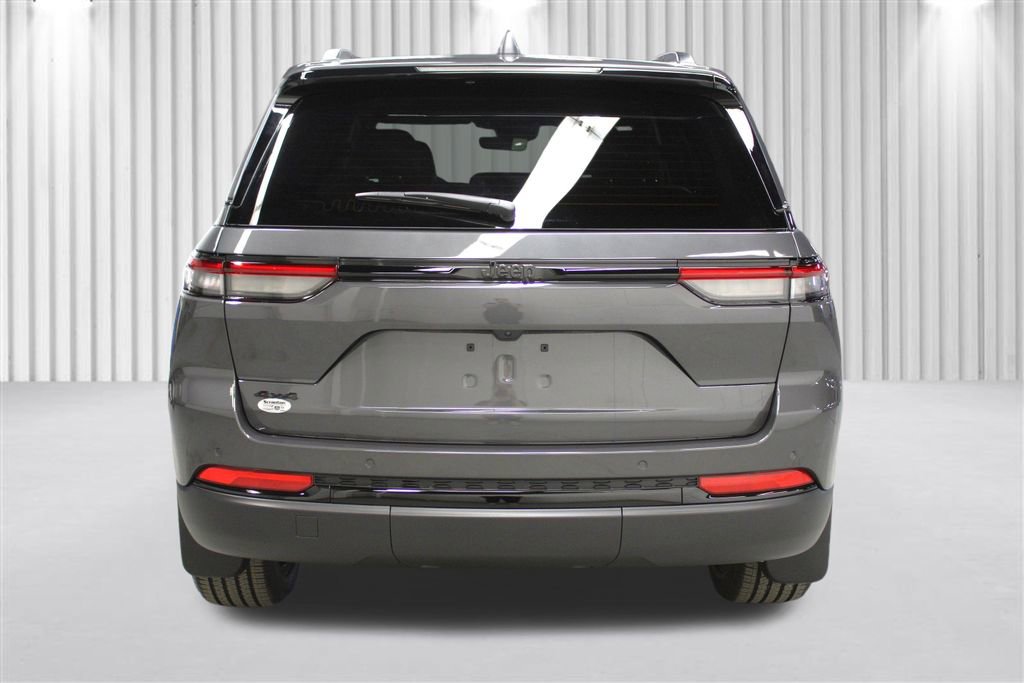 New 2025 Jeep Grand Cherokee Laredo image 4