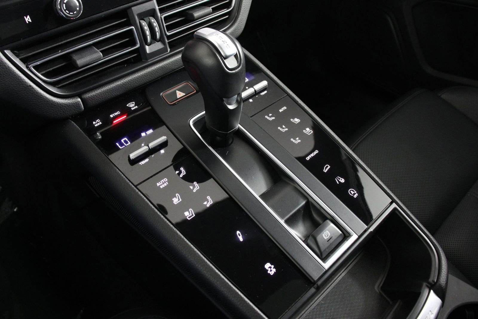 Certified 2023 Porsche Macan image 18