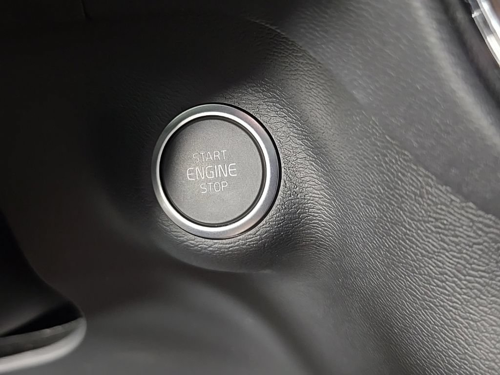 Certified 2026 Volvo XC40 B5 Plus AWD/4WD image 25
