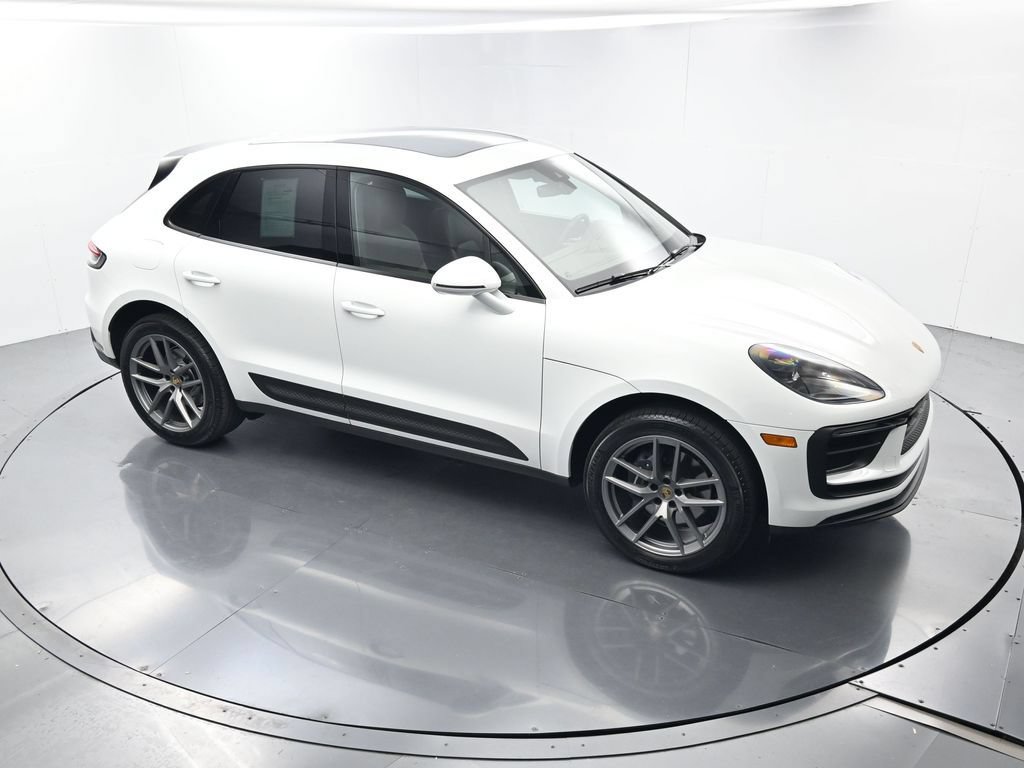 Certified 2025 Porsche Macan AWD/4WD image 43