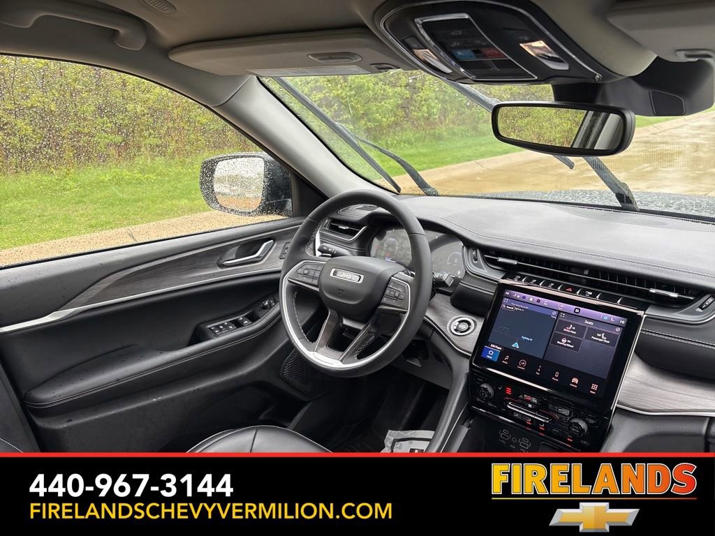 Used 2023 Jeep Grand Cherokee Limited w/ Black Appearance Package AWD/4WD image 32