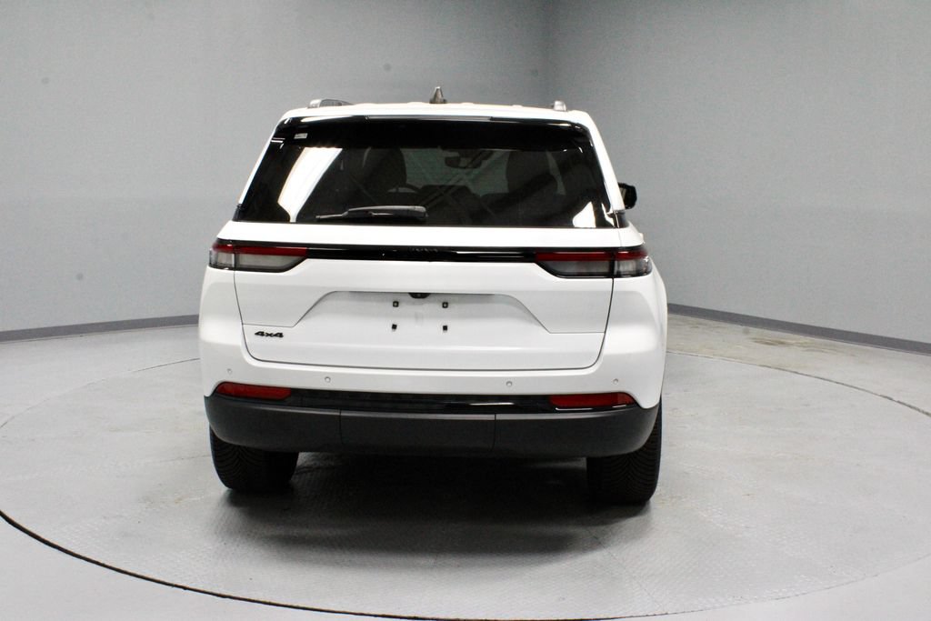 Used 2023 Jeep Grand Cherokee Altitude AWD/4WD image 9