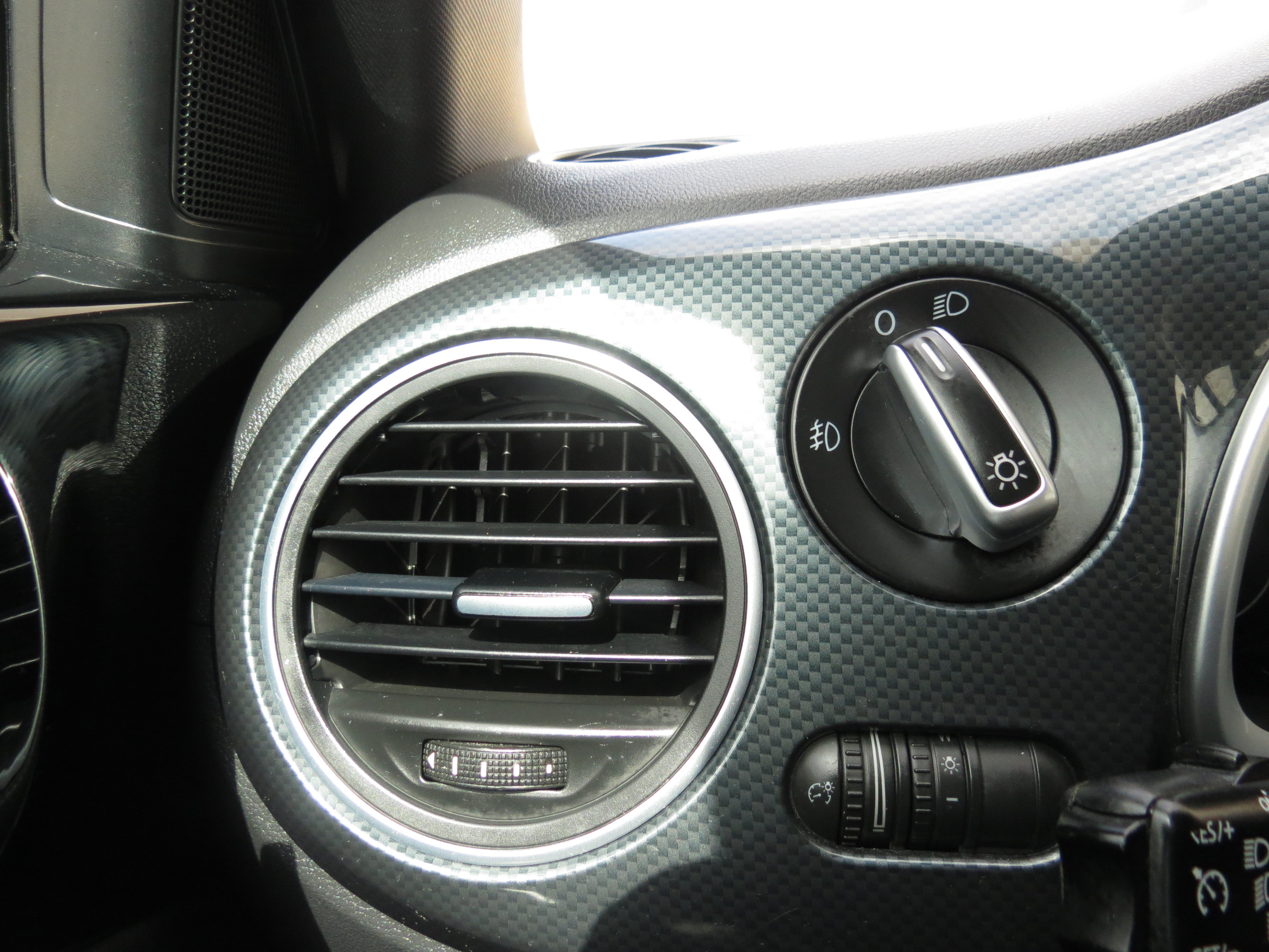 Used 2012 Volkswagen Beetle Turbo FWD image 19