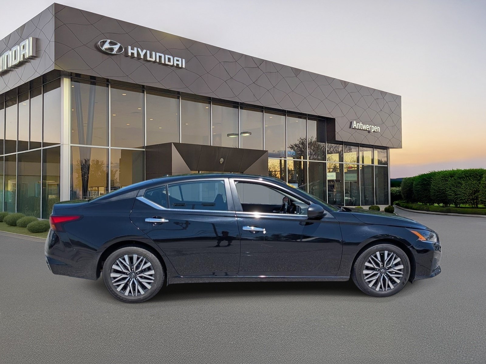 Used 2024 Nissan Altima 2.5 SV FWD image 2