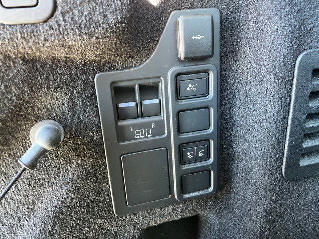 Used 2024 Land Rover Discovery S image 24