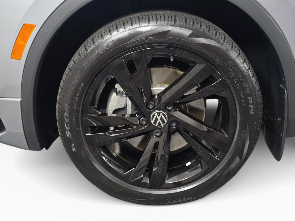 Used 2024 Volkswagen Tiguan SE R-Line AWD/4WD image 11