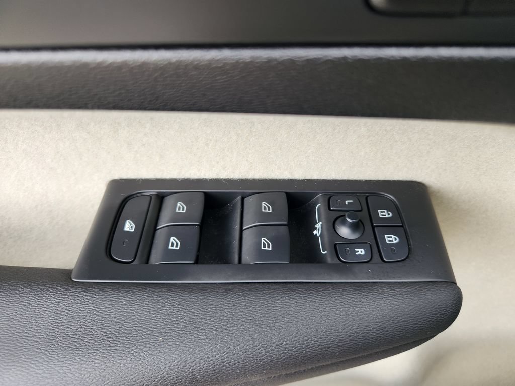 Certified 2025 Volvo XC40 B5 Plus AWD/4WD image 17