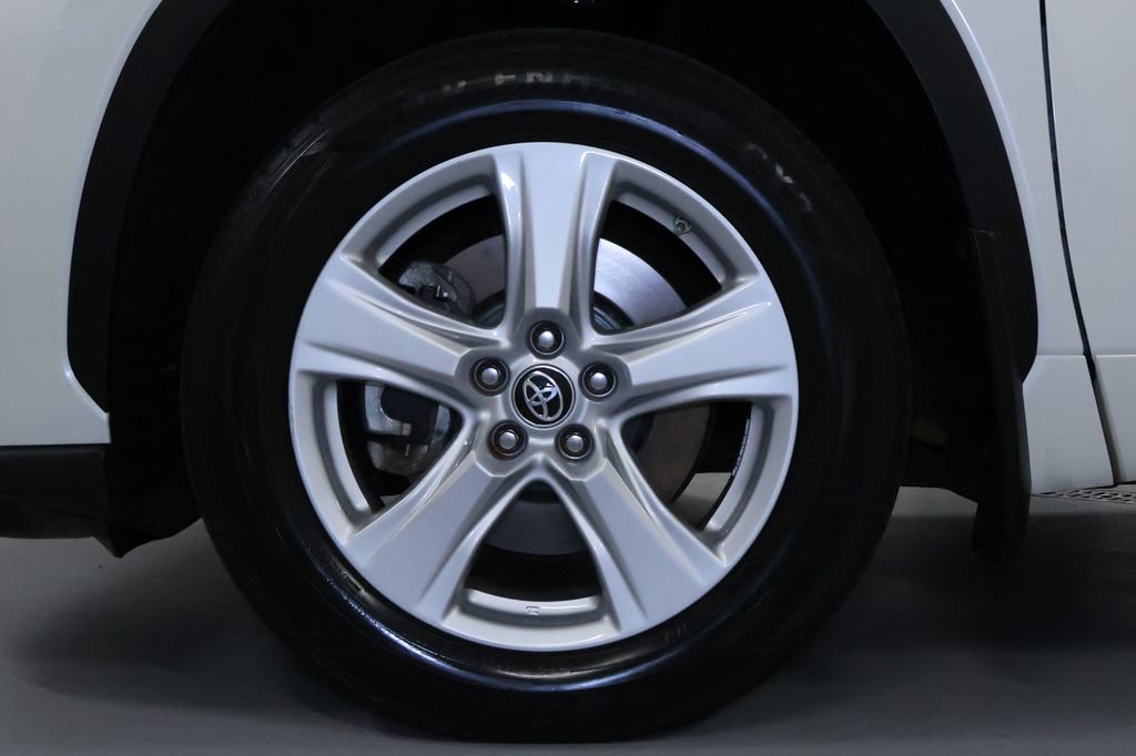 Used 2021 Toyota Highlander LE image 32