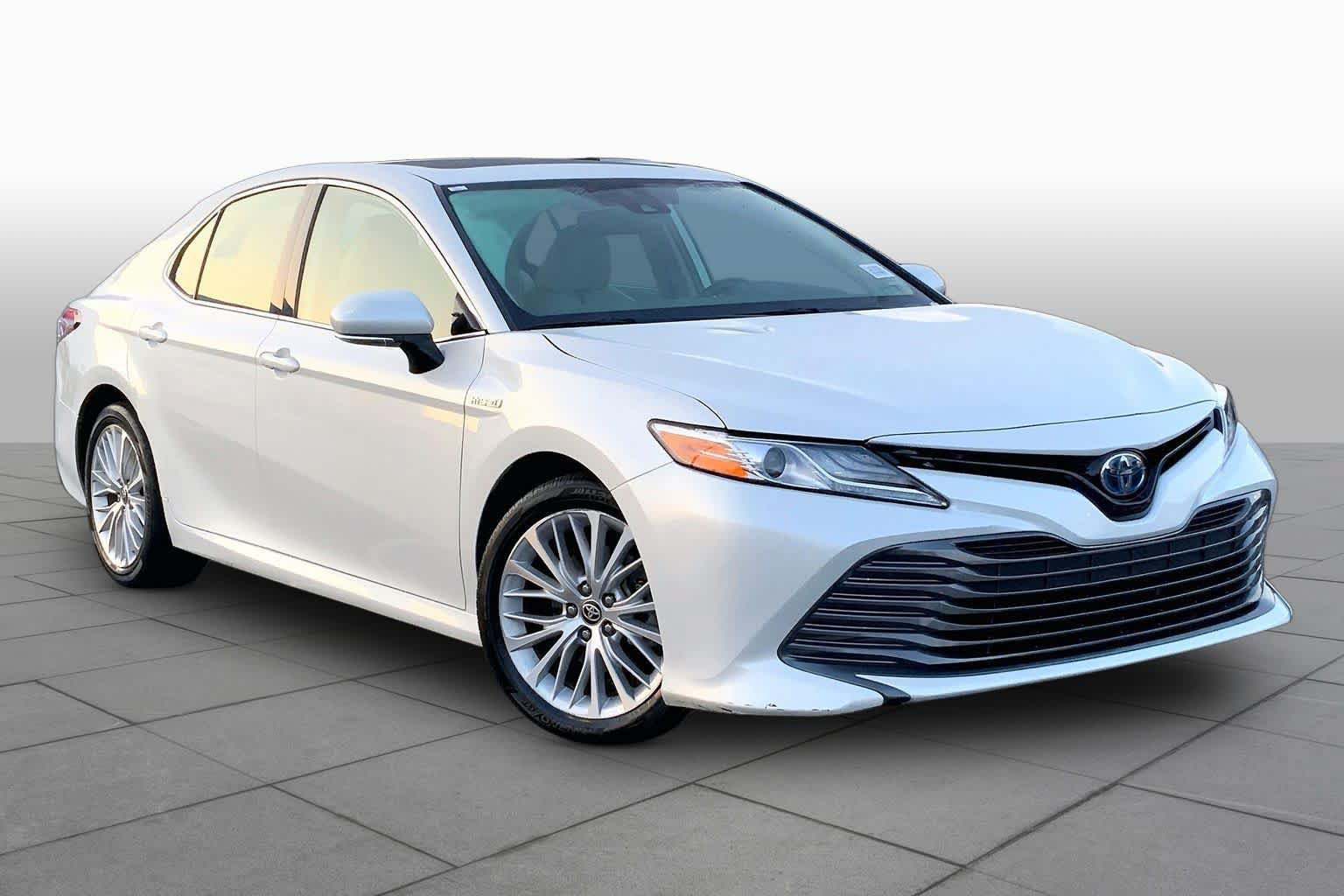 Used 2020 Toyota Camry XLE w/ Sunroof Package FWD image 3