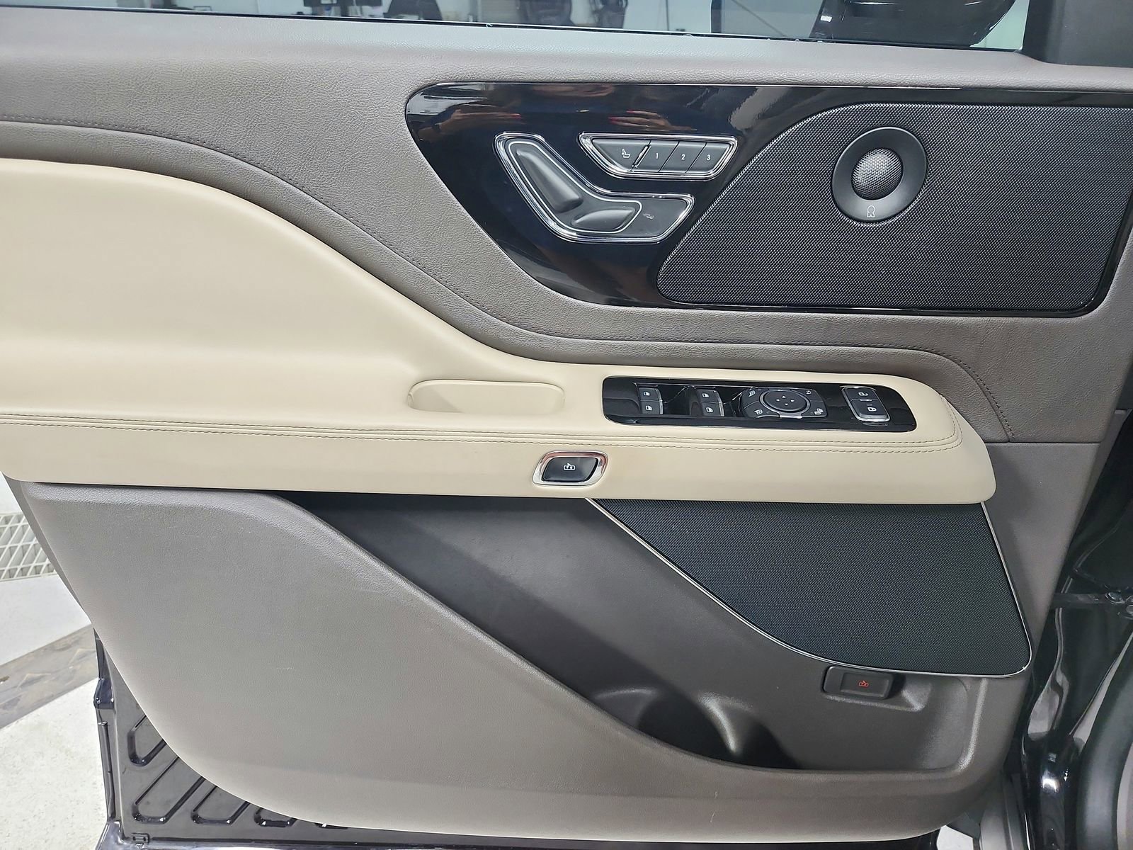 Used 2023 Lincoln Aviator Reserve w/ Elements Package Plus image 33