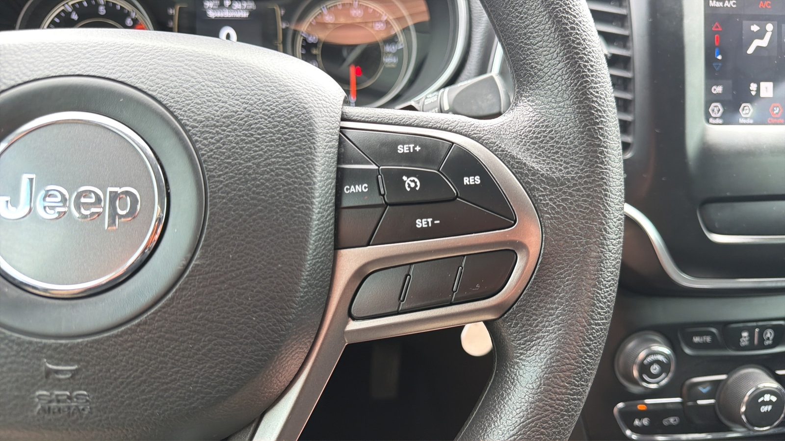 Used 2021 Jeep Cherokee Latitude AWD/4WD image 18