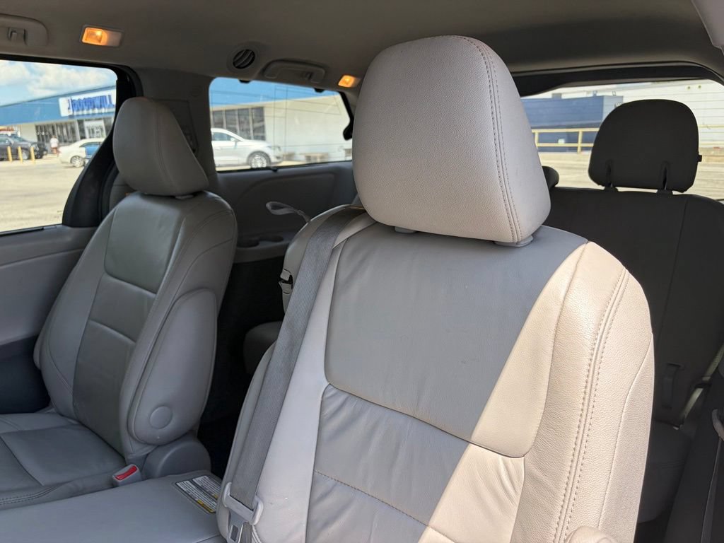 Used 2015 Toyota Sienna XLE w/ XLE Navigation Package FWD image 17