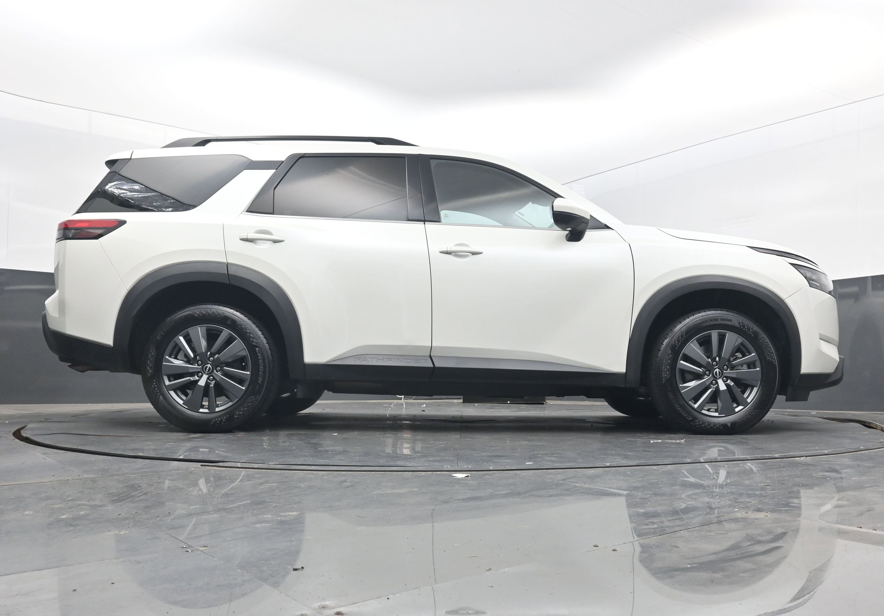 Used 2024 Nissan Pathfinder SV image 31