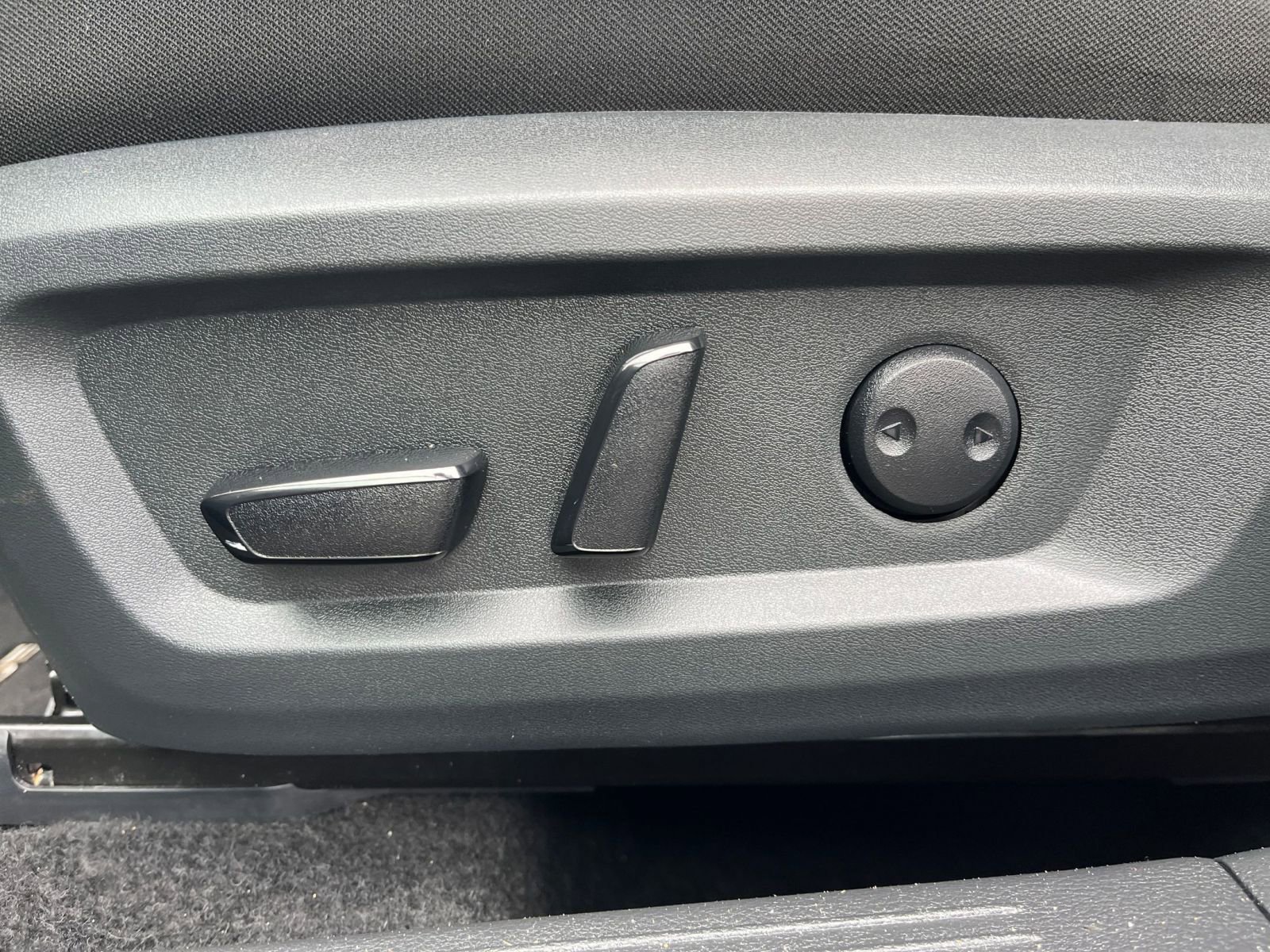 Used 2025 Nissan Rogue SV image 22