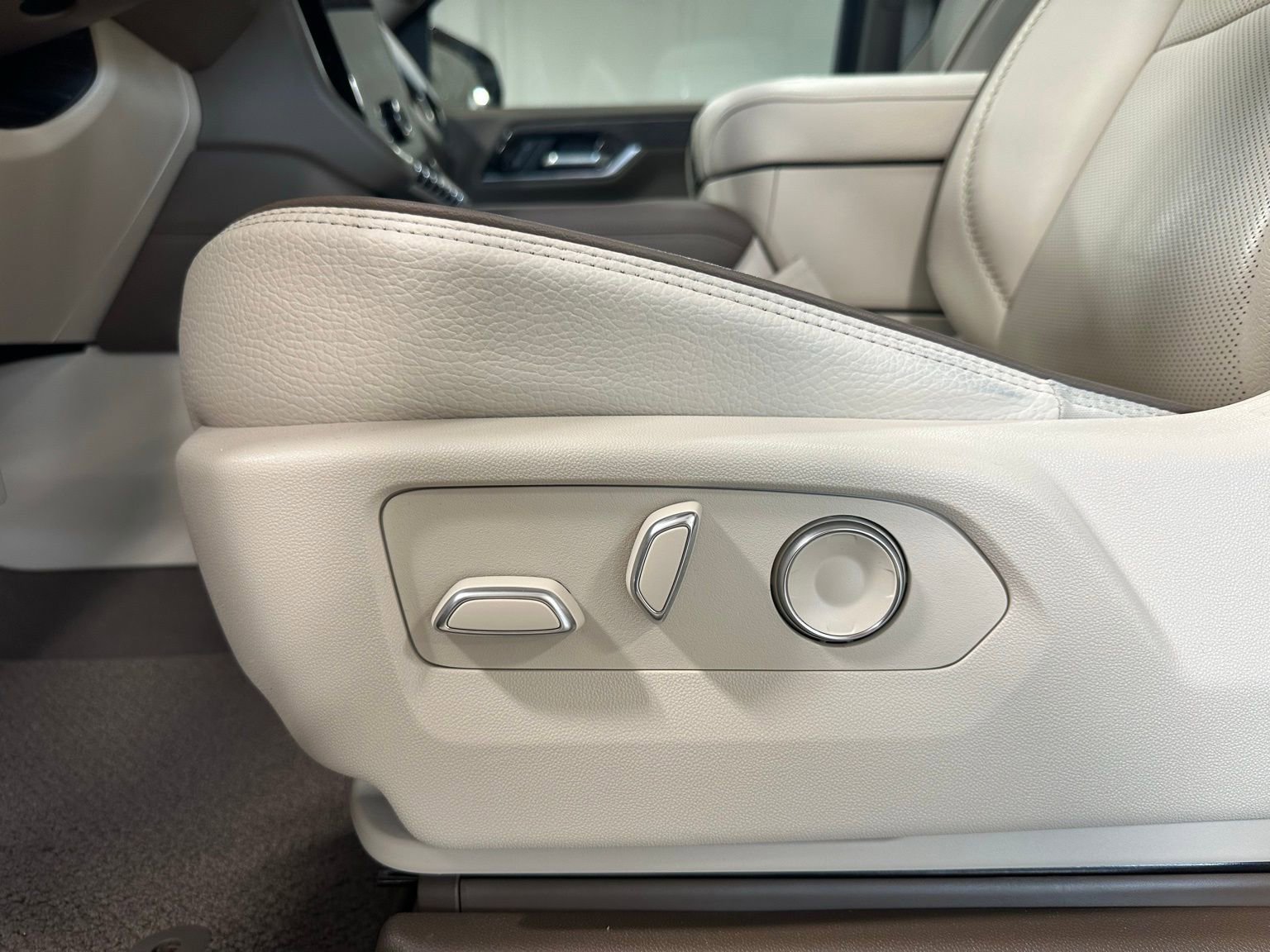 Used 2025 GMC Yukon XL Denali w/ Denali Reserve Package image 14