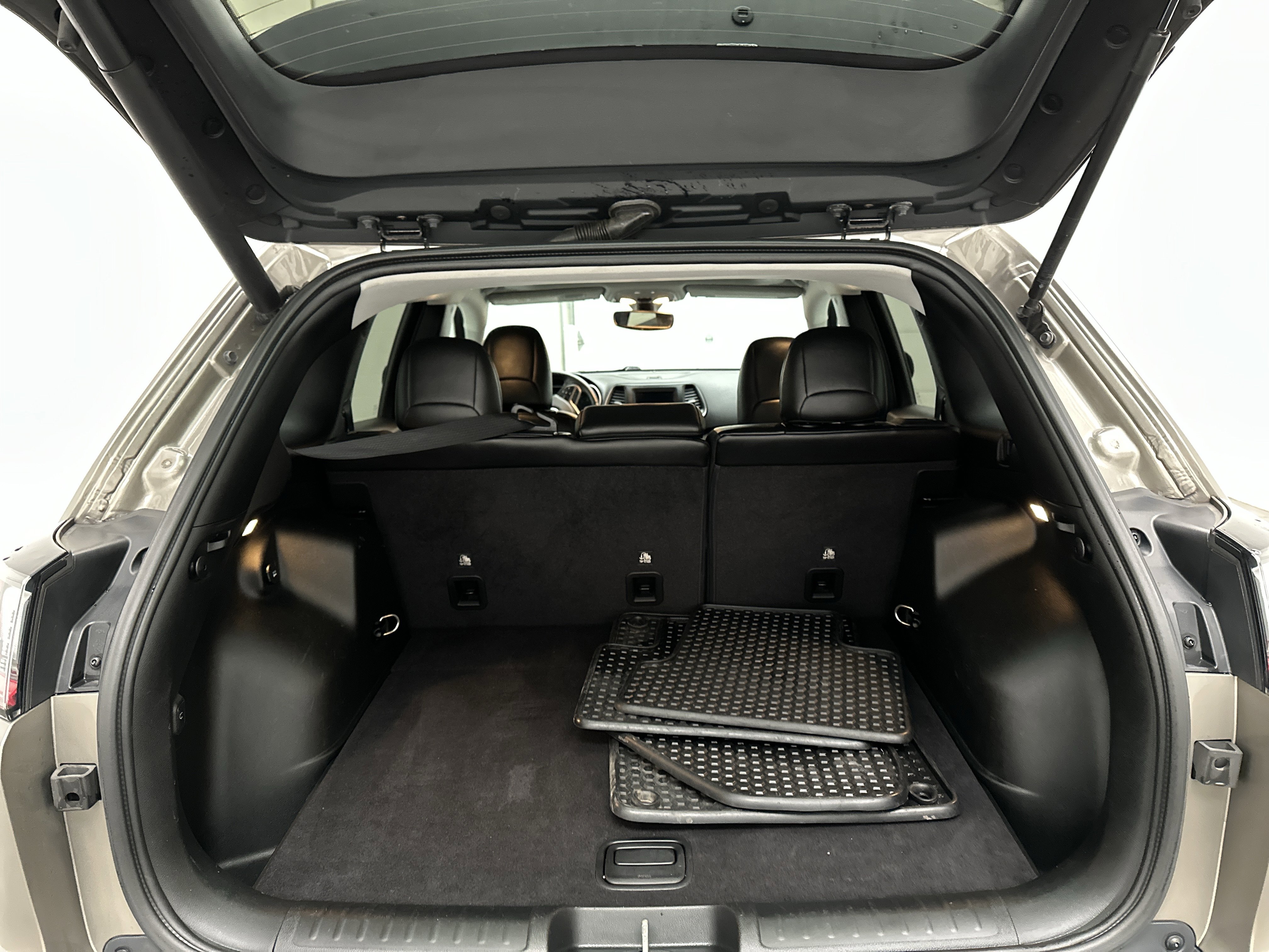 Used 2019 Jeep Cherokee Latitude Plus w/ Comfort/Convenience Group image 14