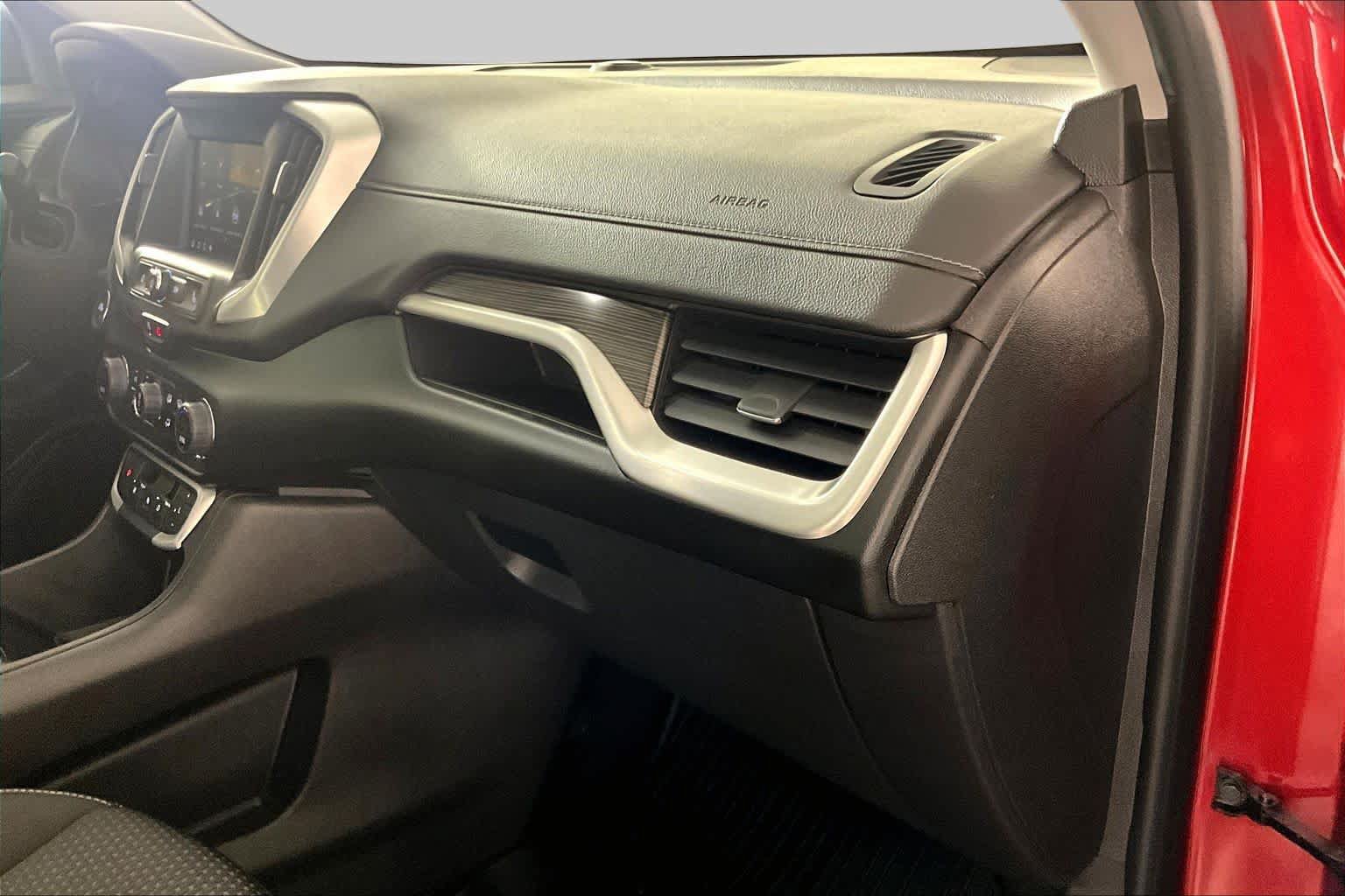 Used 2024 GMC Terrain SLE w/ Driver Convenience Package FWD image 18