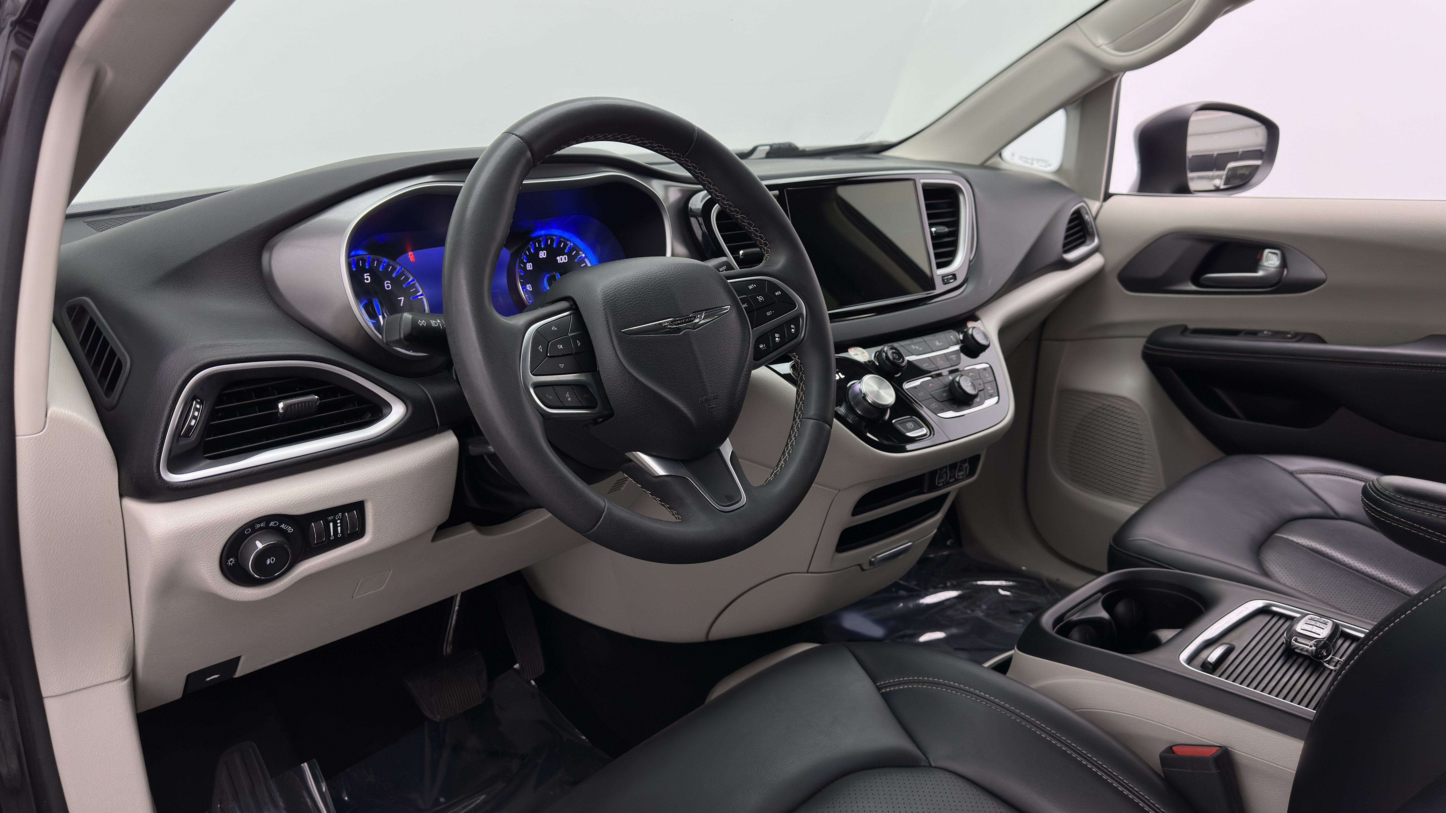 Used 2023 Chrysler Pacifica Touring-L FWD image 11