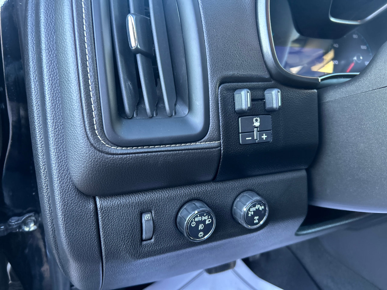 Used 2021 GMC Canyon Denali image 7