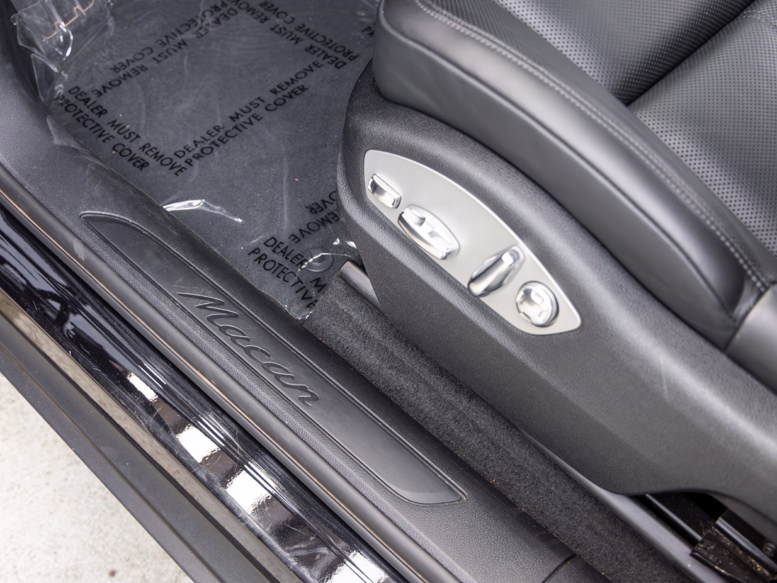 Certified 2023 Porsche Macan AWD/4WD image 28