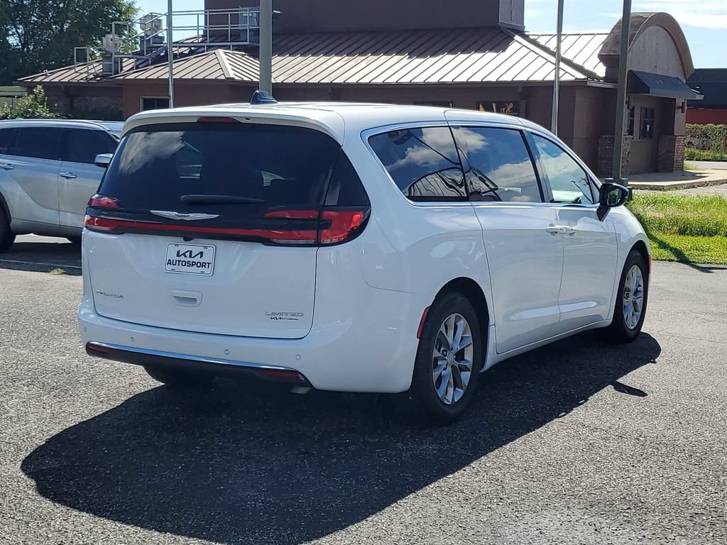 Used 2026 Chrysler Pacifica Limited FWD image 4