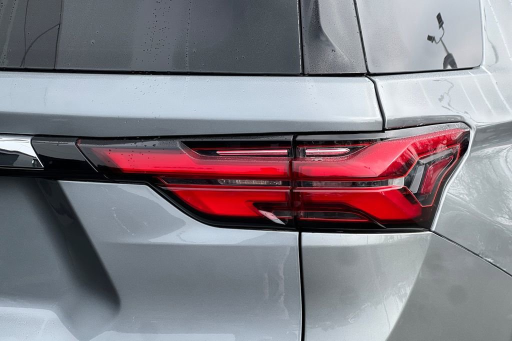 Used 2023 Chevrolet Traverse LT image 34