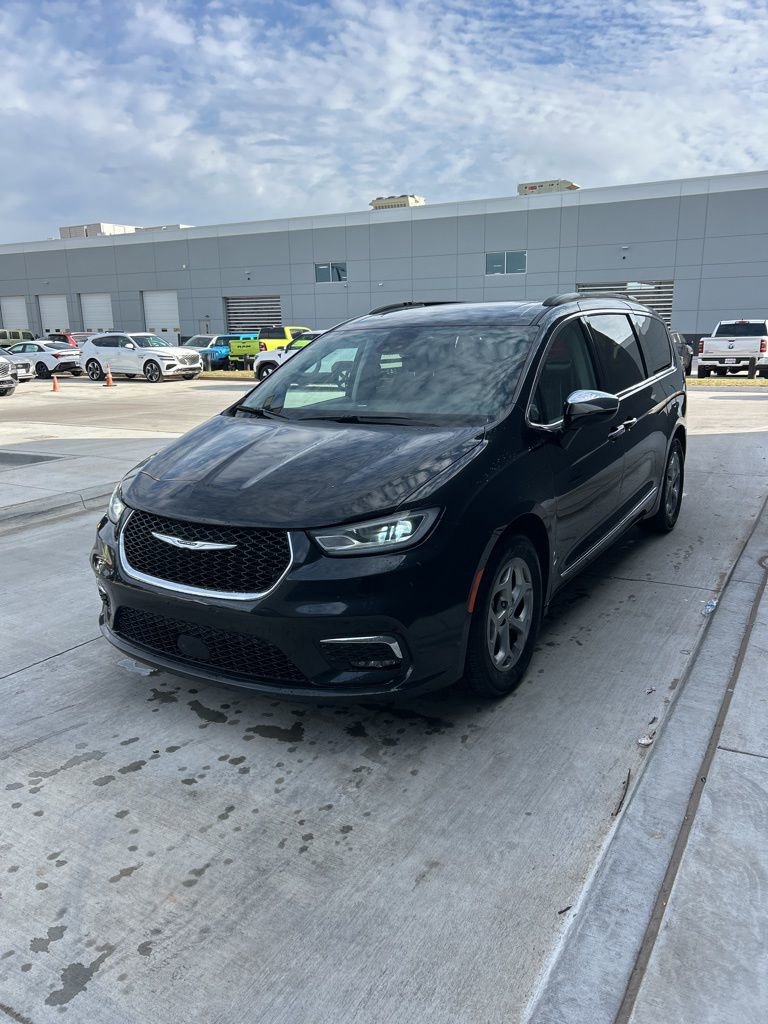 Used 2023 Chrysler Pacifica Limited image 1