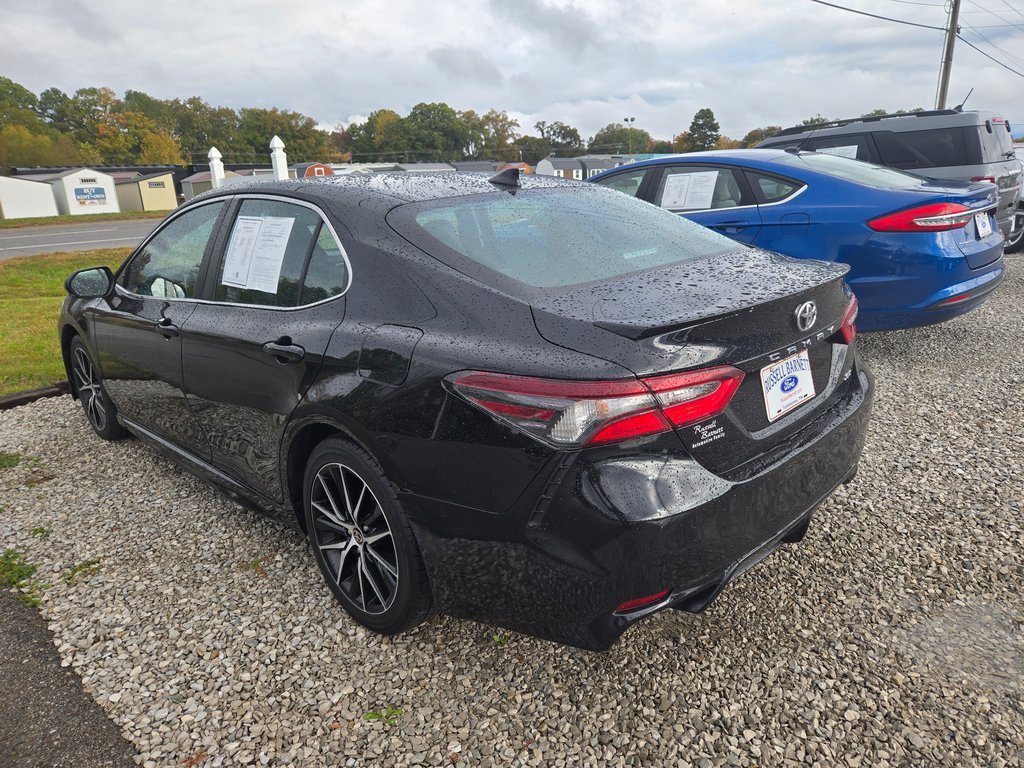 Used 2023 Toyota Camry SE image 3